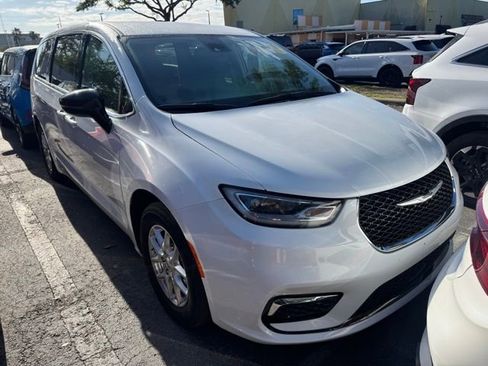 Used 2024 Chrysler Pacifica Touring-L image 10