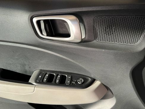 Used 2022 Hyundai Venue SEL FWD image 19