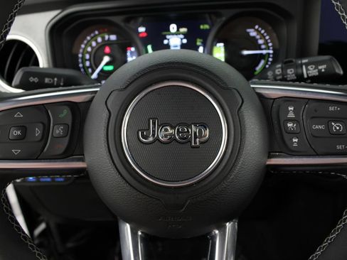 Used 2025 Jeep Wrangler Unlimited Sahara w/ Safety Group AWD/4WD image 12