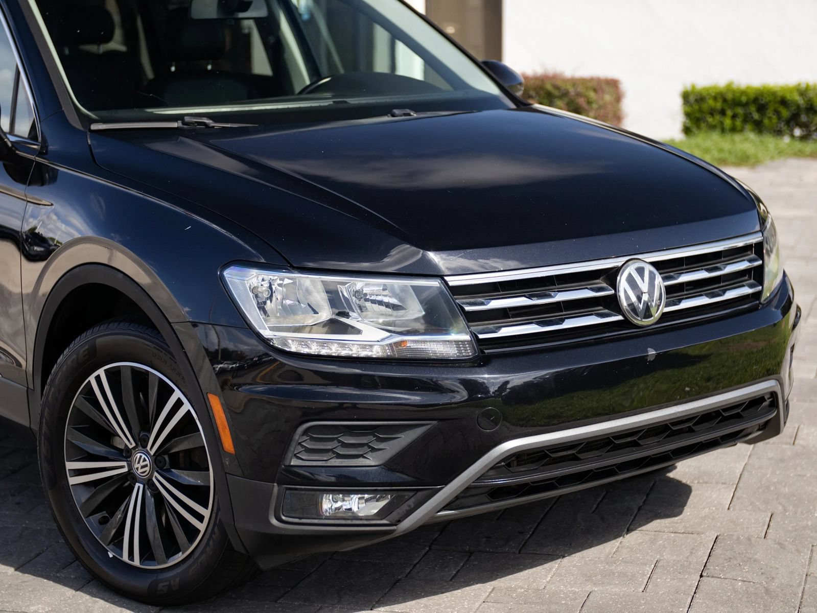 Used 2018 Volkswagen Tiguan SEL FWD image 3