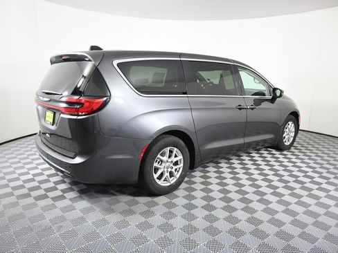 Used 2023 Chrysler Pacifica Touring-L FWD image 6