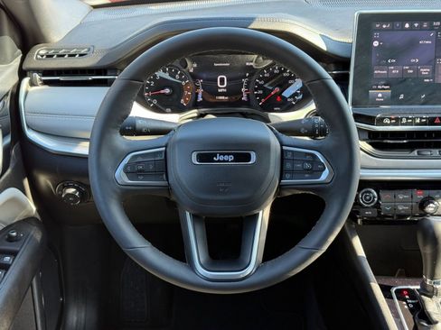 Used 2025 Jeep Compass Limited image 28