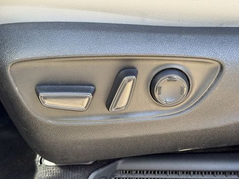 Used 2025 Toyota Sienna XLE FWD image 28