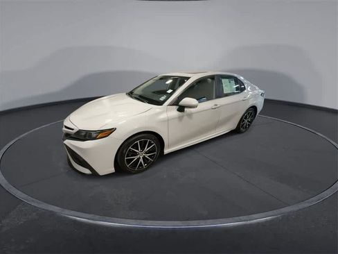 Used 2023 Toyota Camry SE image 4