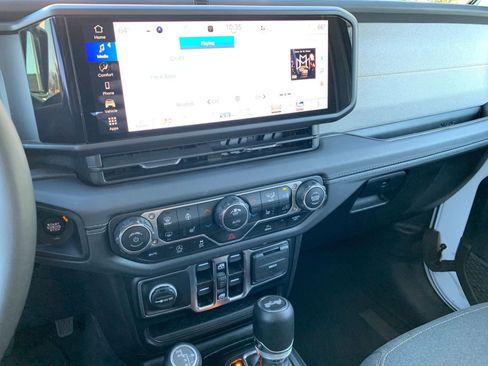 Used 2025 Jeep Wrangler Sahara image 18