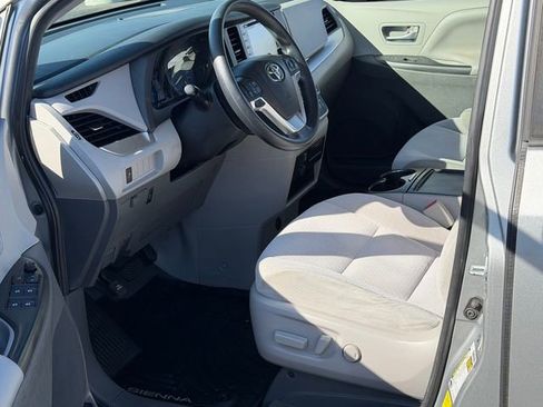 Used 2020 Toyota Sienna LE w/ LE Preferred Package FWD image 11