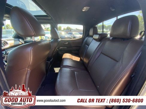 Used 2017 Toyota Tacoma Limited w/ Tow Package AWD/4WD image 9