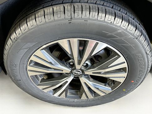 Used 2023 Nissan Rogue SV AWD/4WD image 11