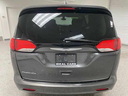 Used 2017 Chrysler Pacifica Touring image 6