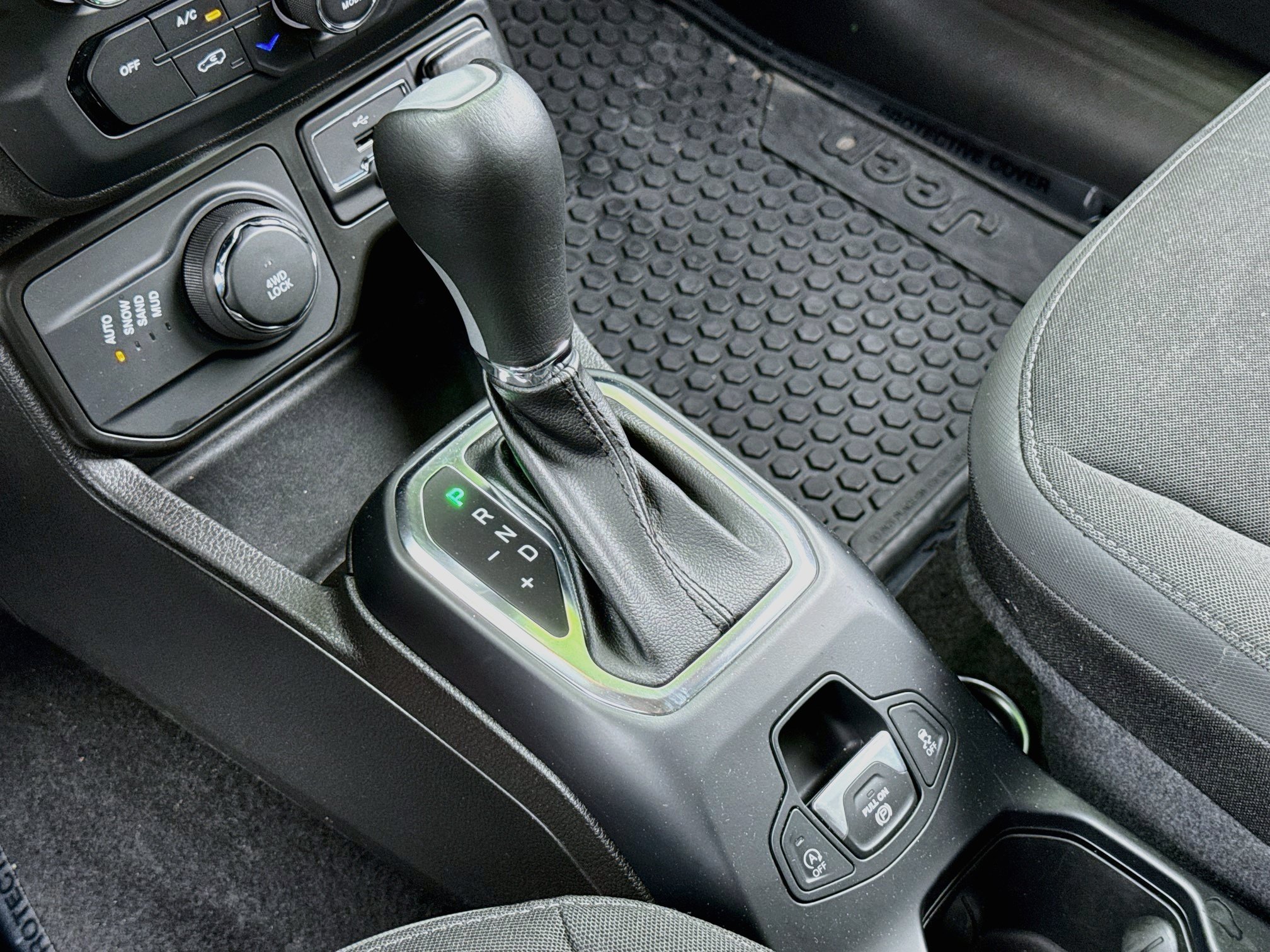 Used 2023 Jeep Renegade Latitude AWD/4WD image 19