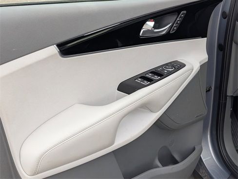 Used 2020 Kia Sorento SX image 19