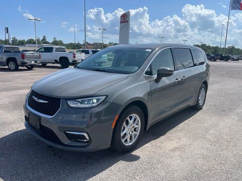 Used 2023 Chrysler Pacifica Touring-L FWD image 4