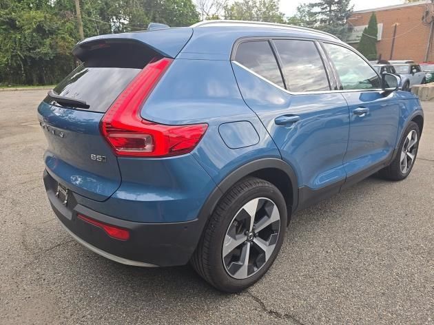 Used 2025 Volvo XC40 B5 Plus AWD/4WD image 4