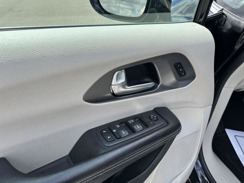 Used 2022 Chrysler Pacifica Touring-L FWD image 19