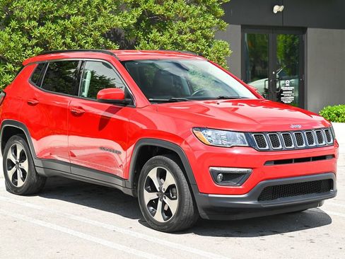Used 2018 Jeep Compass Latitude FWD image 3