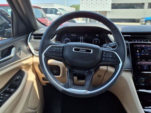 Used 2024 Jeep Grand Cherokee Limited AWD/4WD image 15