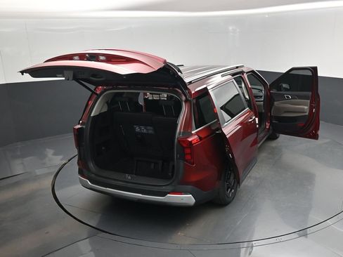 Used 2025 Kia Carnival EX image 29