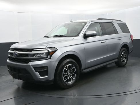 Used 2024 Ford Expedition XLT image 1