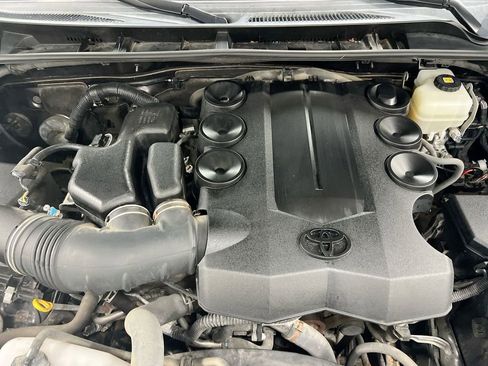 Used 2018 Toyota 4Runner SR5 AWD/4WD image 26