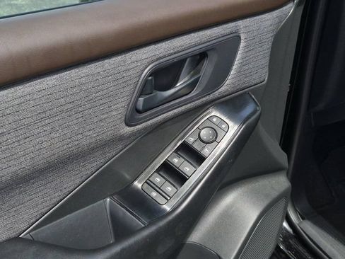 Used 2023 Nissan Rogue S FWD image 11