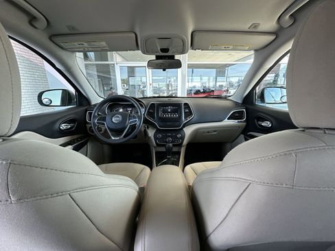 Used 2019 Jeep Cherokee Latitude w/ Popular Appearance Group FWD image 18