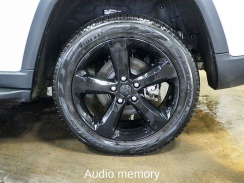 Used 2024 Jeep Grand Cherokee Limited w/ Luxury Tech Group II image 8