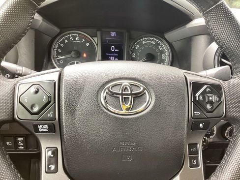 Certified 2022 Toyota Tacoma TRD Off-Road AWD/4WD image 19