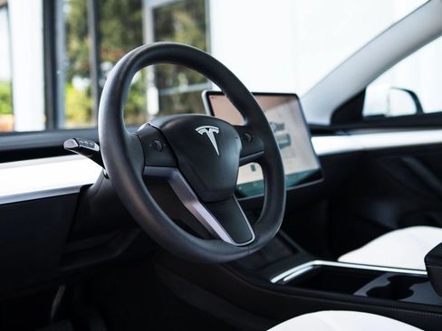Used 2023 Tesla Model 3 Standard Range RWD image 13