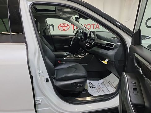 Used 2026 Toyota Highlander Limited AWD/4WD image 10