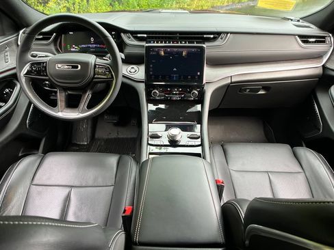 Used 2023 Jeep Grand Cherokee Overland w/ Luxury Tech Group IV AWD/4WD image 13