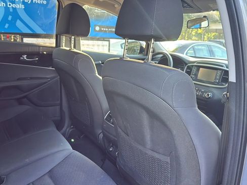 Used 2020 Kia Sorento LX AWD/4WD image 19