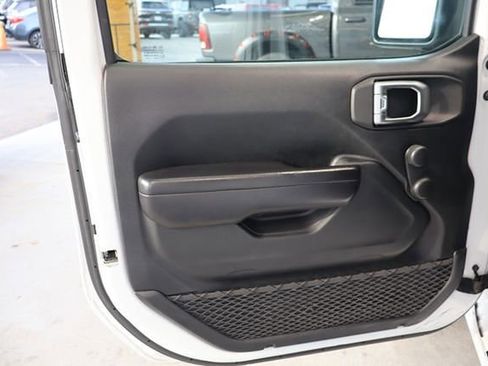 Used 2020 Jeep Gladiator Sport image 16