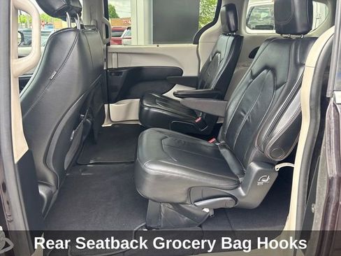 Used 2017 Chrysler Pacifica Touring-L FWD image 16