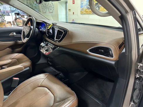 Used 2017 Chrysler Pacifica Limited w/ Advanced Safetytec Group image 37