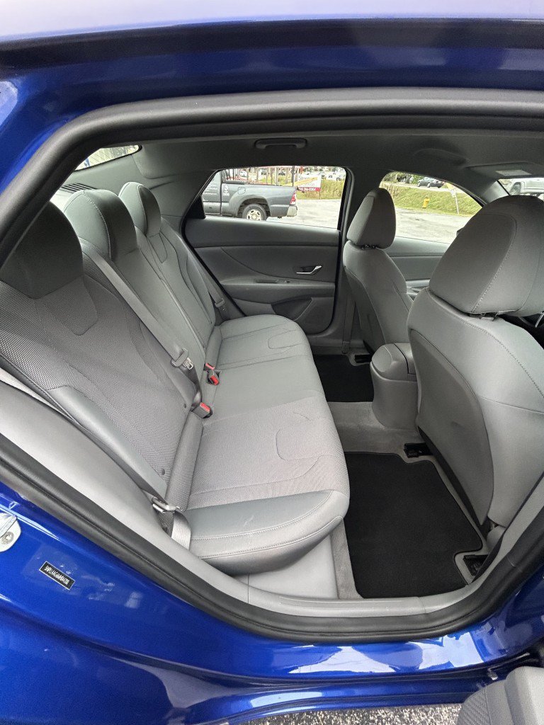 Used 2021 Hyundai Elantra SE FWD image 13
