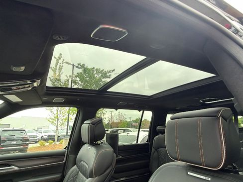 Used 2025 Jeep Grand Wagoneer Series III w/ Rear Seat Video Group 1 AWD/4WD image 18