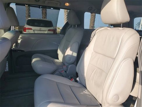 Used 2016 Toyota Sienna XLE Premium image 12