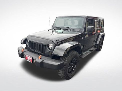 Used 2015 Jeep Wrangler Unlimited Rubicon w/ Connectivity Group AWD/4WD image 3