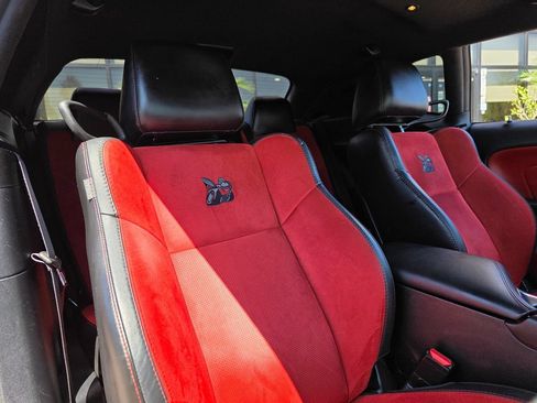 Used 2018 Dodge Challenger R/T Scat Pack w/ Leather Interior Group RWD image 16