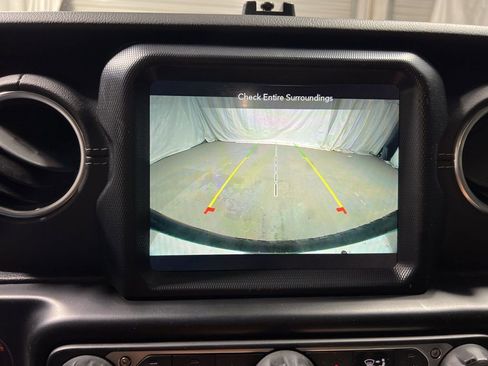 Used 2020 Jeep Wrangler Unlimited Sahara image 35