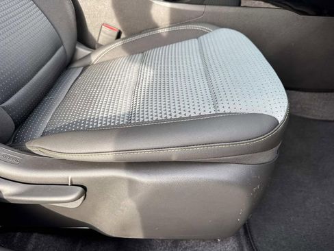 Used 2025 Chevrolet Trax LT w/ LT Convenience Package image 12