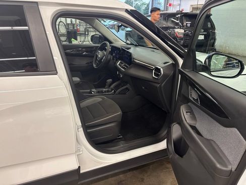 Used 2025 Chevrolet TrailBlazer LS w/ LS Convenience Package AWD/4WD image 15