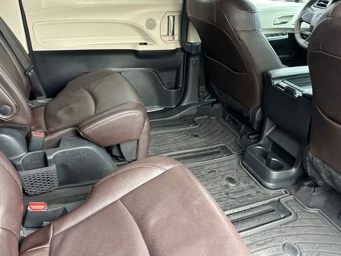 Used 2023 Toyota Sienna Platinum image 18