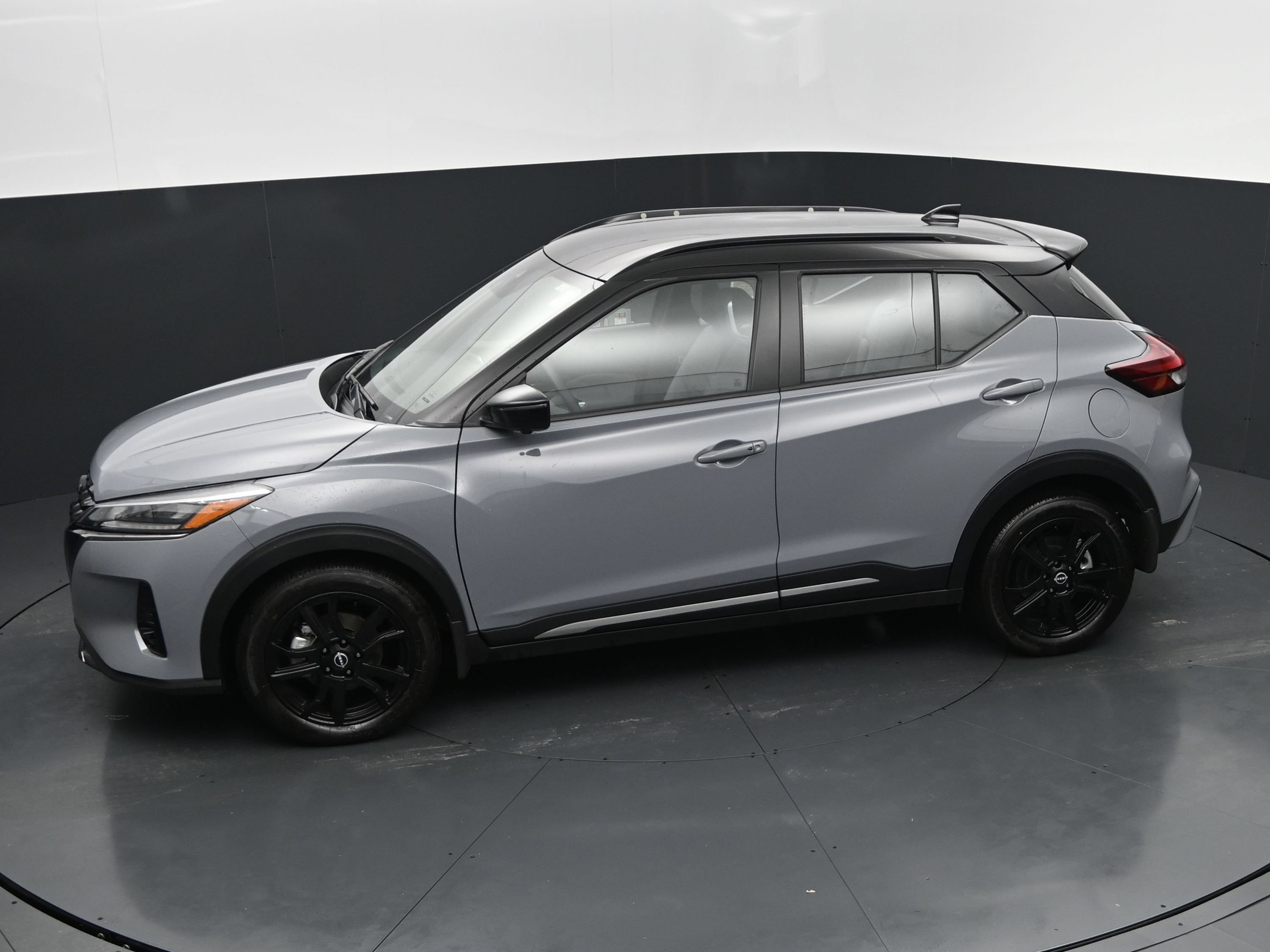 Used 2024 Nissan Kicks SR w/ SR Premium Package FWD image 28