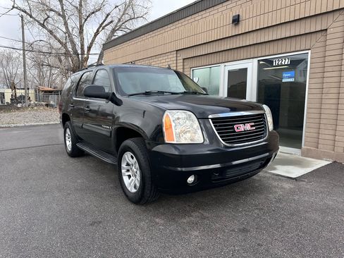Used 2007 GMC Yukon SLT w/ SLT Preferred Equipment Group image 2