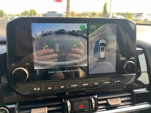 Used 2023 Nissan Pathfinder SL AWD/4WD image 16