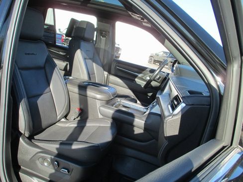 Used 2021 GMC Yukon Denali w/ Denali Premium Package image 25
