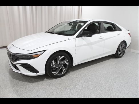 Certified 2025 Hyundai Elantra Sport FWD image 3