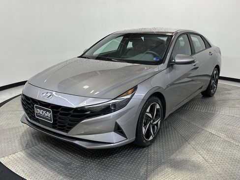 Used 2023 Hyundai Elantra SEL w/ Convenience Package image 3