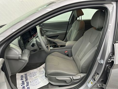 Used 2025 Hyundai Elantra SEL FWD image 9